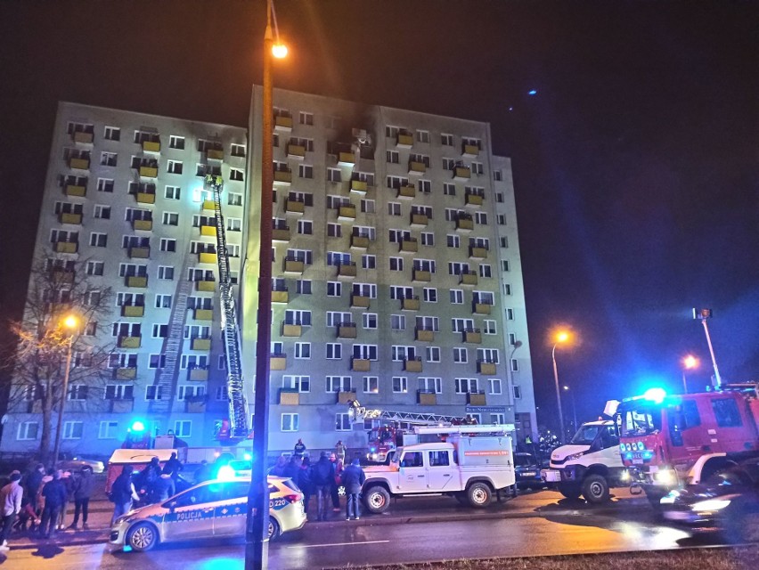Potężny pożar mieszkania w wieżowcu w Świdniku. Ewakuowano mieszkańców. Zdjęcia i wideo