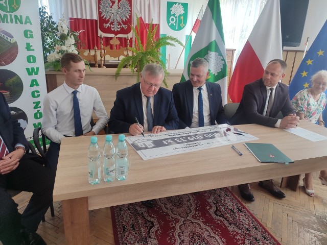 W Głowaczowie podpisano umowę na dofinansowanie do budowy drogi w Brzózie.