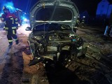 W Parszowie auto uderzyło w przepust, kierowca uciekł z miejsca. Policja wciąż go szuka