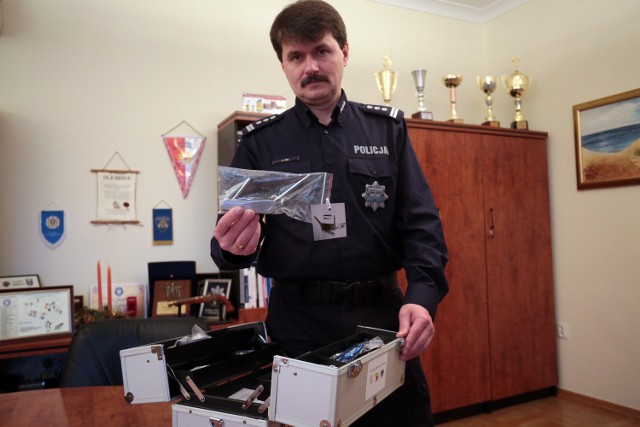 Inspektor Jacek Gil, komendant Szkoły Policji, prezentuje walizkę z gadżetami do ukrywania i porcjowania narkotyków