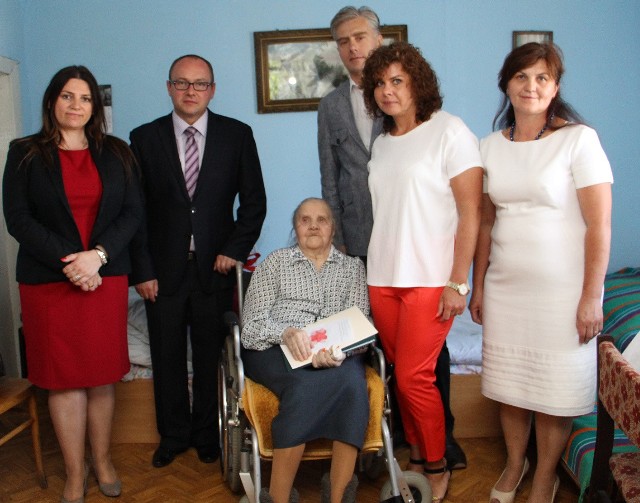 Marianna Kaszuba (siedzi) kilka dni temu obchodziła jubileusz 100 lat życia. Życzenia składała jej rodzina, a także w&oacute;jt Przytyka.