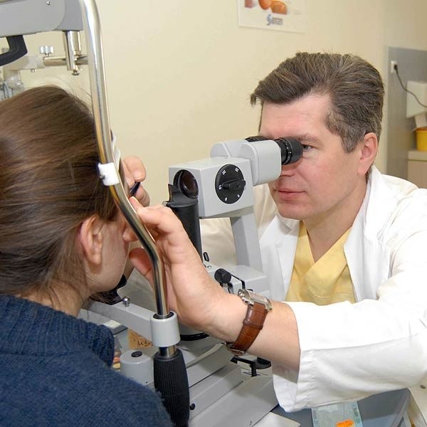 Okuliści rozpoznają wczesne objawy zwyrodnienia plamki badając tzw. dno oka.