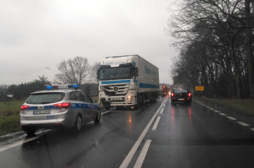 Ford zderzył się ciężarówką i dachował. Samochód wpadł do rowu 