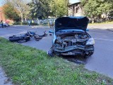 Wypadek z udziałem motocyklisty w Zawierciu. Trzy osoby zostały ranne. Poszkodowani zostali przewiezieni do szpitala