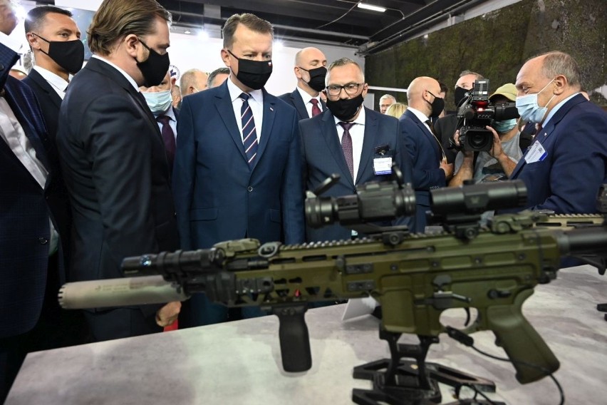 Minister obrony narodowej Mariusz Błaszczak na Salonie Przemysłu Obronnego w Kielcach za sterami F35. Zobacz co jeszcze oglądał [ZDJĘCIA]