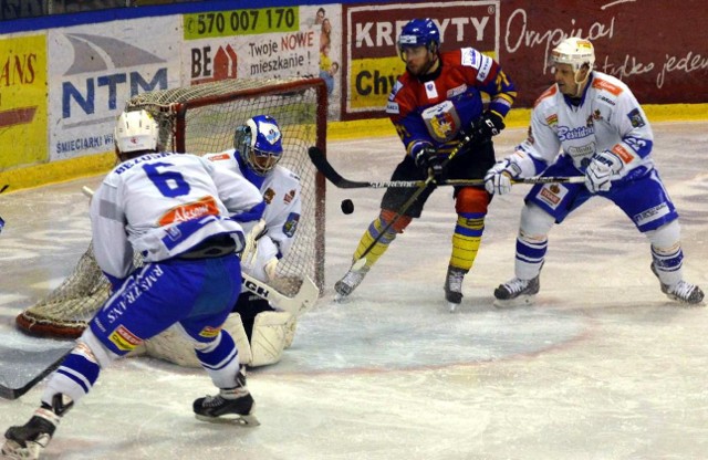 W play-off bramkarz Unii musi mieć wsparcie obrońców. Bardziej doświadczeni rywale potrafią bezlitośnie wykorzystać każdy błąd.