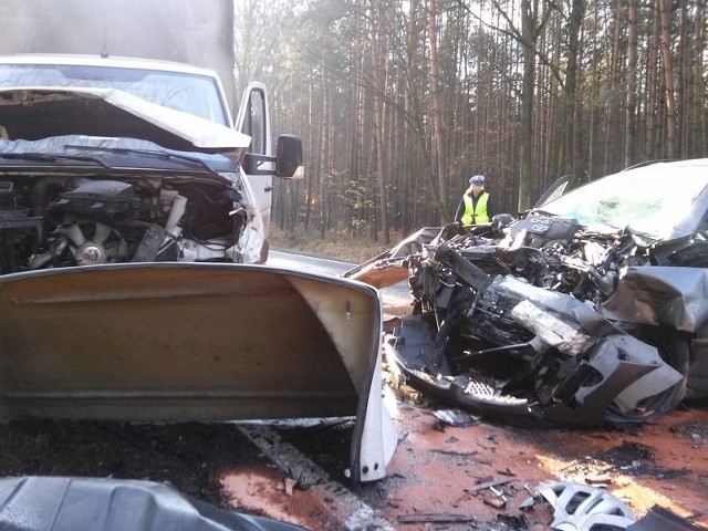 Do wypadku doszło dzisiaj o godz. 8.20 na drodze krajowej nr 11 w Łomnicy (gm. Olesno). - 29-letni kierowca toyoty corolli z niewiadomej przyczyny stracił panowanie nad kierownicą, zjechał na przeciwległy pas ruchu i zderzył się czołowo z dostawczym mercedesem - informuje asp. Stanisław Filak, rzecznik prasowy policji w Oleśnie. Mercedesem kierował 47-letni obywatel Rumunii. Obaj kierowcy zostali przetransportowali na Szpitalny Oddział Ratunkowy do Olesna.Po wypadku przez kilka godzin droga krajowa nr 11 była zablokowana w tym miejscu. Teraz ruch odbywa się już normalnie. 