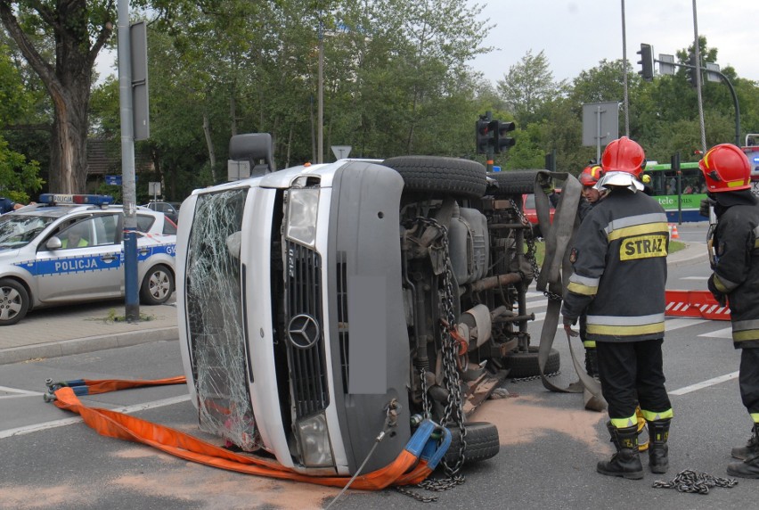 Kraków. Poważny wypadek na ul. Lipskiej [ZDJĘCIA]