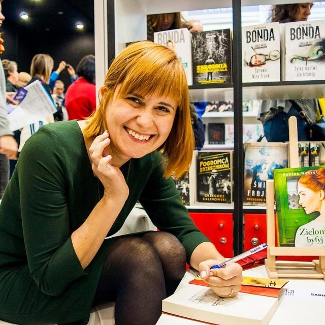 Sabina Waszut, pisarka i autorka bestsellerowej sagi o śląskiej rodzinie, nominowana za propagowanie śląskiej historii i kultury w powieściach. W tym roku ukazała się trzecia część jej sagi: "Zielony byfyj".