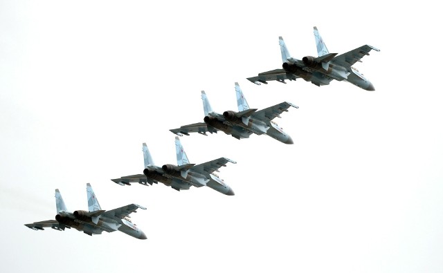 Rosyjskie samoloty podczas defilady na Placu Czerwonym