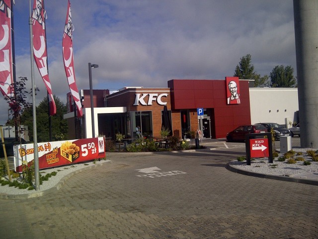 To już czwarta restauracja KFC w BialymstokuNowy lokal mieści się przy ul. Jana Pawła II 56, w pobliżu stacji benzynowej Statoil.
