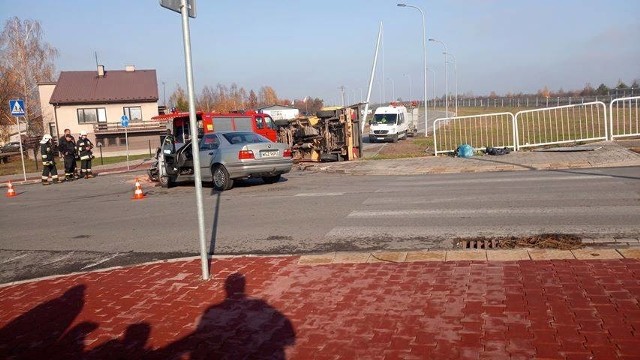 Wypadek na skrzyżowaniu ulicy Kolejowej z drogą serwisową w Szydłowcu.