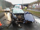 Poznań: Wypadek na św. Wawrzyńca. Samochód uderzył w słup. Urwane koło i silnik na jezdni [ZDJĘCIA]