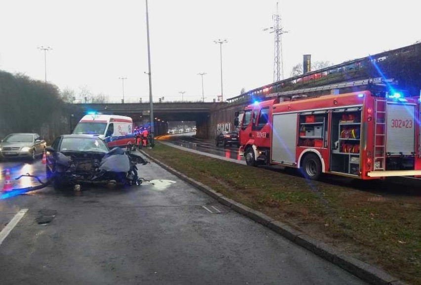 Urwane koło i silnik na jezdni - tak zakończył się wypadek...