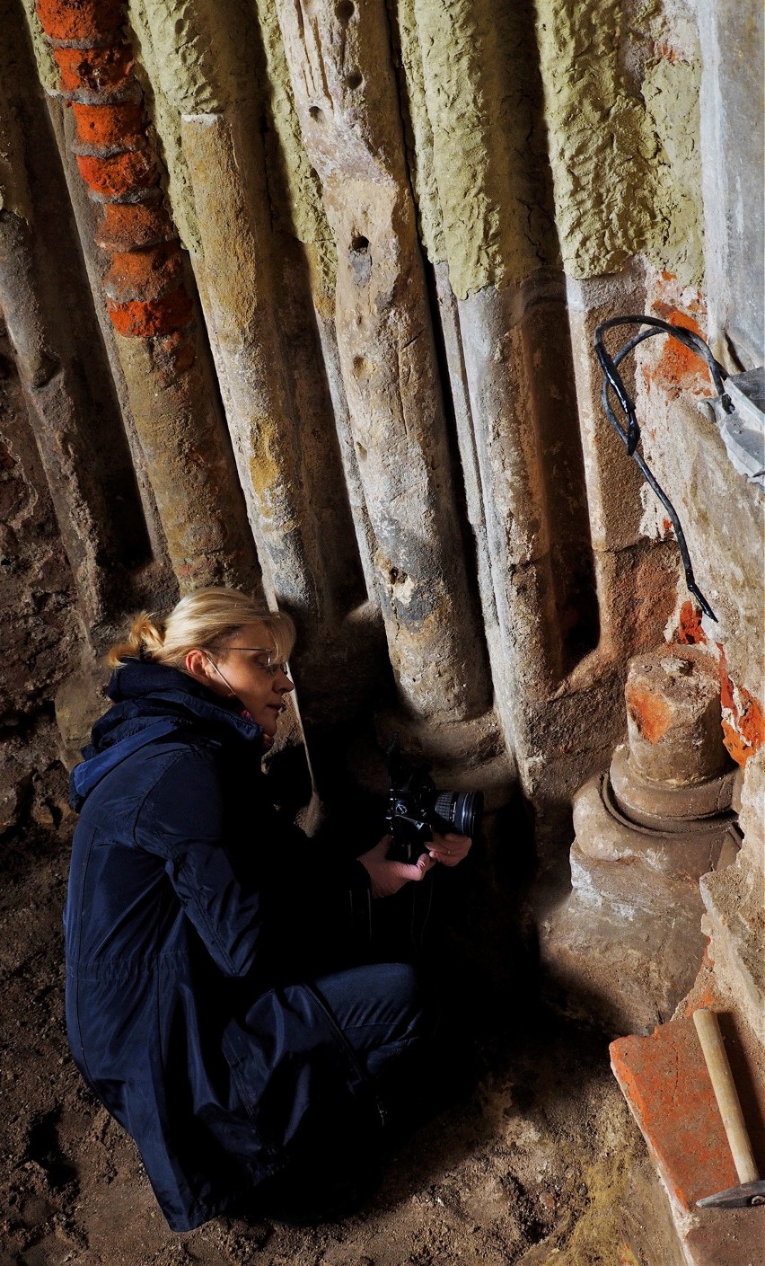 Kraków. Niezwykłe odkrycia u norbertanek. Archeolodzy znaleźli szkielet z zestawem kosmetycznym i kamienną czaszkę [ZDJĘCIA]
