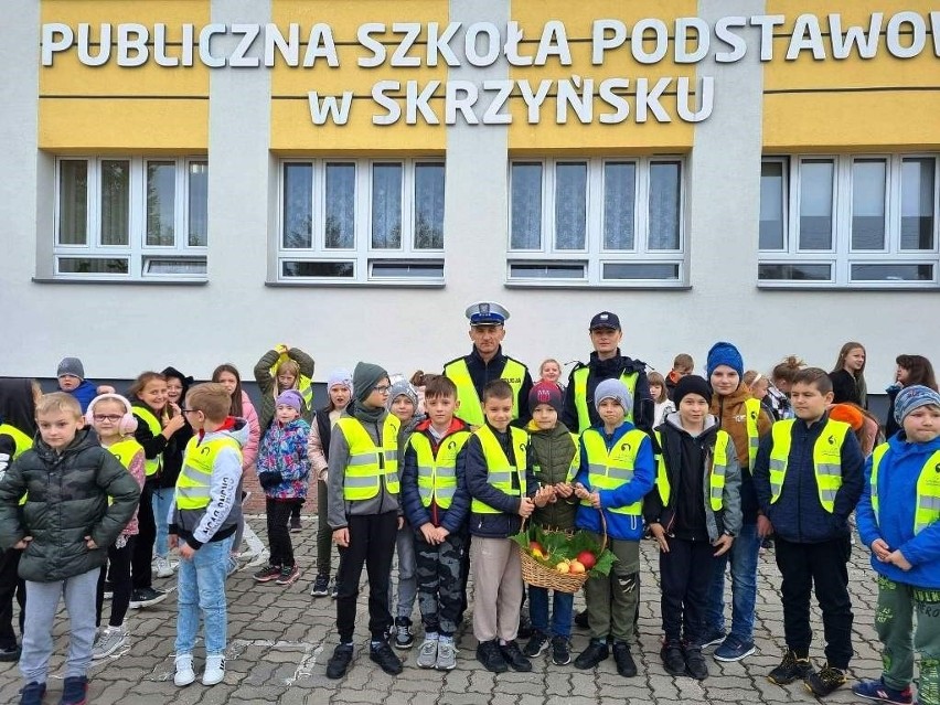 Dzieci ze szkoły w Skrzyńsku, wraz z policjantami z...