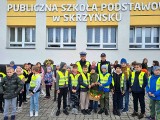 Policyjna akcja "Jabłko - cytryna" przy szkole w Skrzyńsku w gminie Przysucha