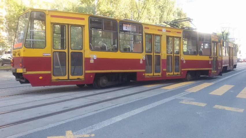 Wykolejenie tramwaju u zbiegu Piotrkowskiej i Żwirki [ZDJĘCIA]