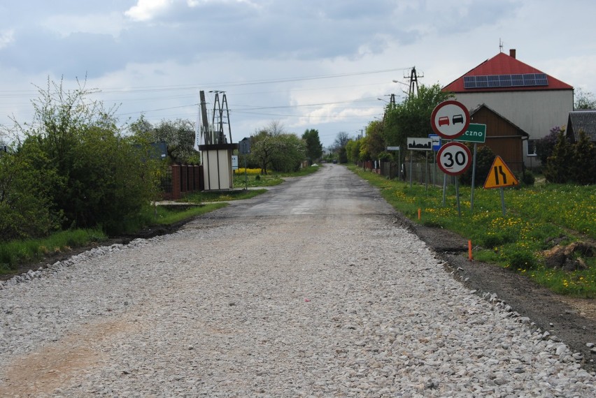 Ruszył remont drogi Konieczno-Modrzewie. Gmina Włoszczowa dofinansuje modernizację powiatowego traktu (ZDJĘCIA)