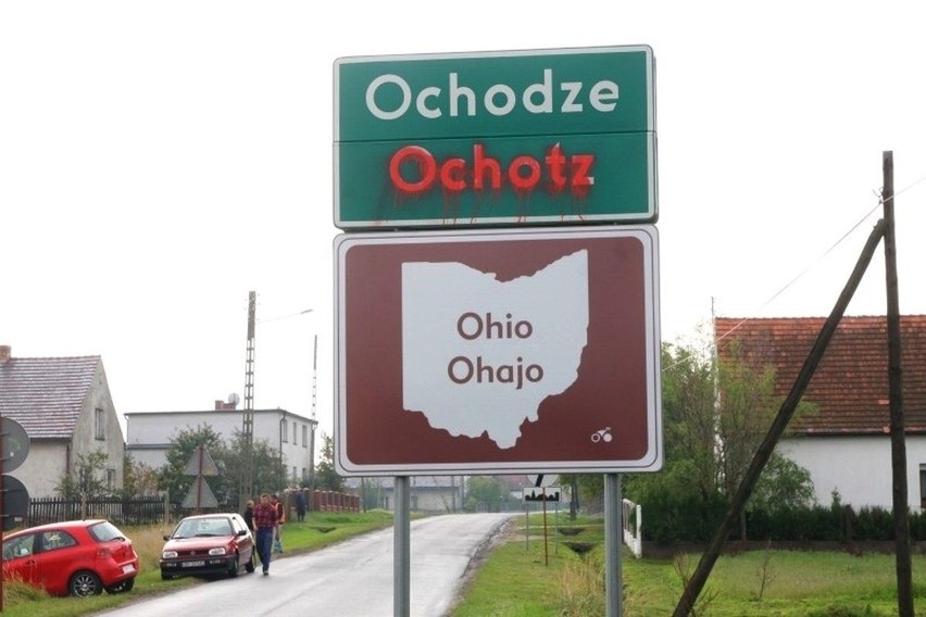 W 2014 r. w gminie Komprachcice ktoś powiesił tablice z...