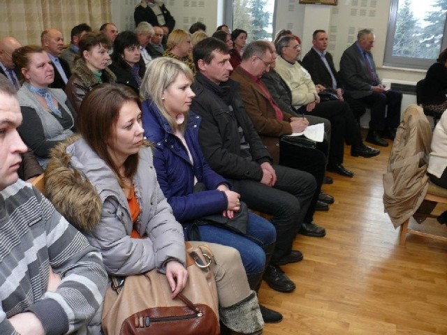 W poniedziałkowej sesji jędrzejowskiej Rady Miejskiej wzięła udział liczna grupa mieszkańców Piasków. Wdzięczni byli włodarzom za odroczenie decyzji o reorganizacji szkoły w ich miejscowości.