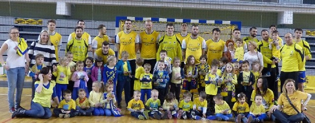 Po wtorkowym dopołudniowym treningu zawodnicy Vive Tauronu Kielce i trener Tałant Dujszebajew spotkali się z dziećmi z przedszkola Happy Days w Kielcach.