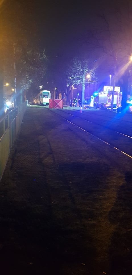 Śmiertelny wypadek na Szwoleżerów w Szczecinie. Służby pracują na miejscu. To tragiczny finał nocnego wyścigu ulicami?