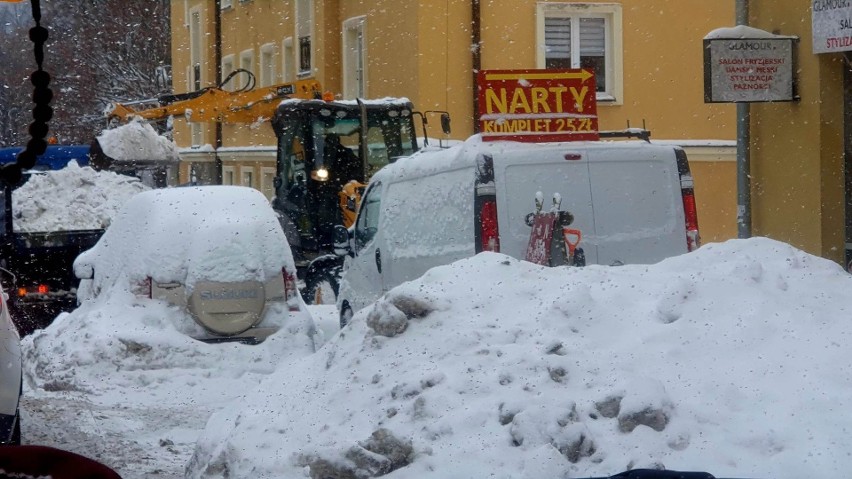 Krynica-Zdrój tonie w śnieżnych zaspach. Śniegu jest tak dużo, że zaczęli go wywozić poza uzdrowisko