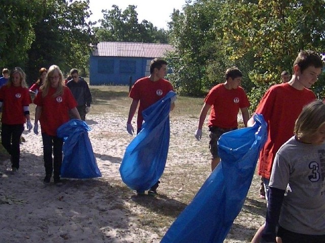 Wolontariusze przez kilka godzin wrzucali do worków puszki, opakowania po chipsach oraz szklane butelki.