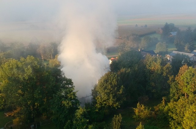 W czwartek po godz. 5 rano, mieszkańcy jednego z domów w Hermanowicach pod Przemyślem, zauważyli pożar budynku gospodarczego i przylegającej do niego stodoły. Na miejsce zadysponowano w sumie 5 zastępów straży pożarnej z Przemyśla oraz OSP Ujkowice, OSP Bolestraszyce i OSP Grochowce. Trwa dogaszanie pogorzeliska.