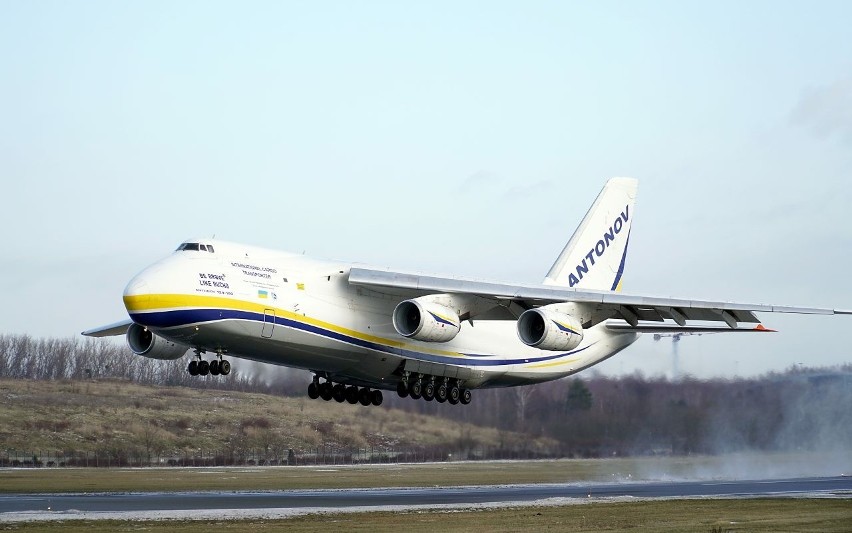 Największy samolot transpotowy świata wylądował na lotnisku w Łodzi. To An-124 Rusłan ZDJĘCIA