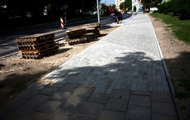Obok bloku przy ulicy Kalinowskiego 4 część chodnika została wyłożona polbrukiem, a druga część jest z płyt chodnikowych. Mieszkańcy uważają, że cały chodnik powinien być zrobiony od nowa.