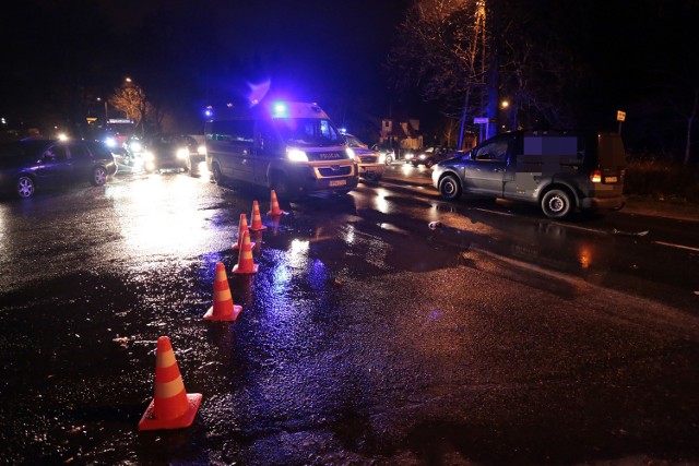 Wypadek na ul. Kaszubskiej. W wypadku ucierpiały dwie kobiety, obie trafiły do szpitala. Stan jednej z nich jest ciężki.