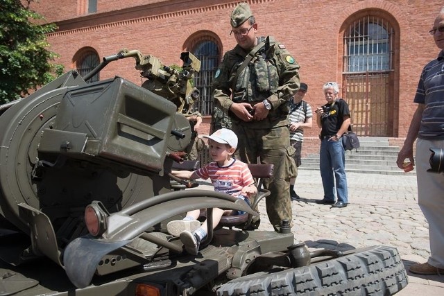 Anakonda 16 w Toruniu. Pokaz sprzętu NATO na Rynku NowomiejskimW ramach ćwiczeń Anakonda 16 w Toruniu NATO zorganizowało na Rynku Nowomiejskim pokaz swojego sprzętu wojskowego.