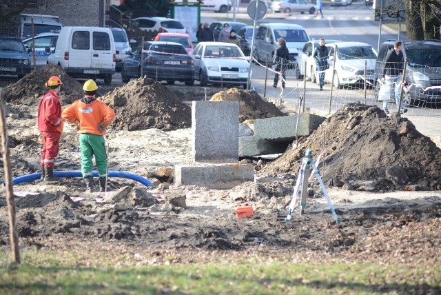 Trwa modernizacja Parku Sowińskiego przy al. Konstytucji 3-go Maja w Zielonej Górze. Koniec prac zaplanowano na kwiecień 2018 r. Zobaczcie, jak zmienia się to miejsce.Najpierw w Parku Sowińskiego wycięto część drzew, które były chore, spróchniałe, zagrażały bezpieczeństwu mieszkańców, a także świerki, które mieszkańcy po świętach sami tu nasadzili. Zieleni jednak tu nie zabraknie. Władze miasta zapewniają, że będą nowe nasadzenia. Wyremontowane zostanie oczko wodne. Zbudowana zostanie także fontanna. Pojawią się nowe miejsca do odpoczynku. Będą nowe ścieżki, ławki, lampy, a także stojaki na rowery. Uporządkowany zostanie także placyk przy pomniku Konstytucji 3 Maja, aby mogły się tam odbywać uroczystości.Koniec prac modernizacyjnych Parku Sowińskiego w Zielonej Górze zaplanowany jest na kwiecień 2018 r. Wykonawcą jest firma Exalo Drilling S.A.(mk, vp) Zobacz też: Zaniedbany Park 1000-lecia w Zielonej Górze