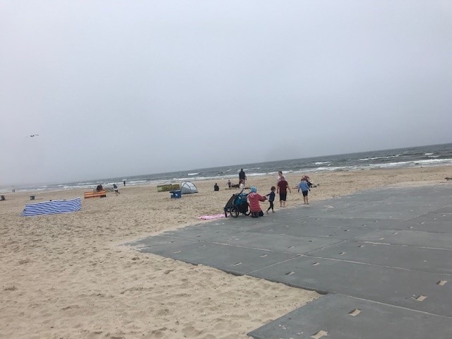 W Świnoujściu nie było ciepło. Turyści marzli na plaży. ZDJĘCIA