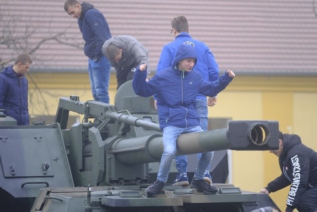 Dzieci i młodzież mogły dowiedzieć się więcej o tym, jak wygląda życie żołnierza. Centrum Szkolenia Artylerii i Uzbrojenia w Toruniu zorganizowało dzień otwarty. Najwięcej zainteresowania jak zwykle budziły armaty i różnego rodzaju wozy bojowe. Zobacz także:Śmiertelne potrącenie pieszego na placu RapackiegoZobacz co będzie się działo 11 listopada w Toruniu