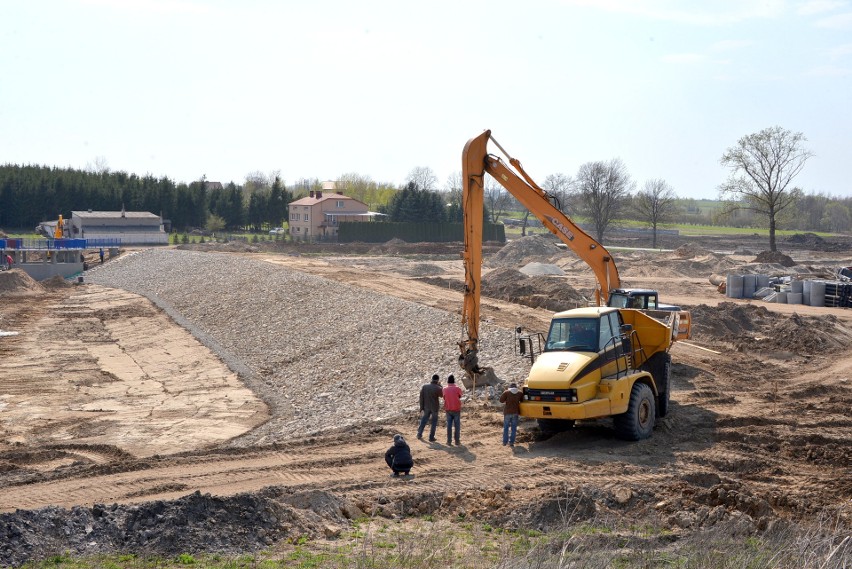 Budowany od podstaw zbiornik wodny w Radoszycach będzie gotowy jesienią