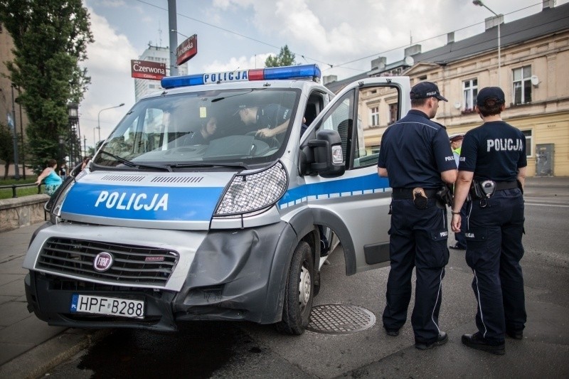 Wypadek na Piotrkowskiej. Radiowóz wjechał w samochód [FILM, zdjęcia]