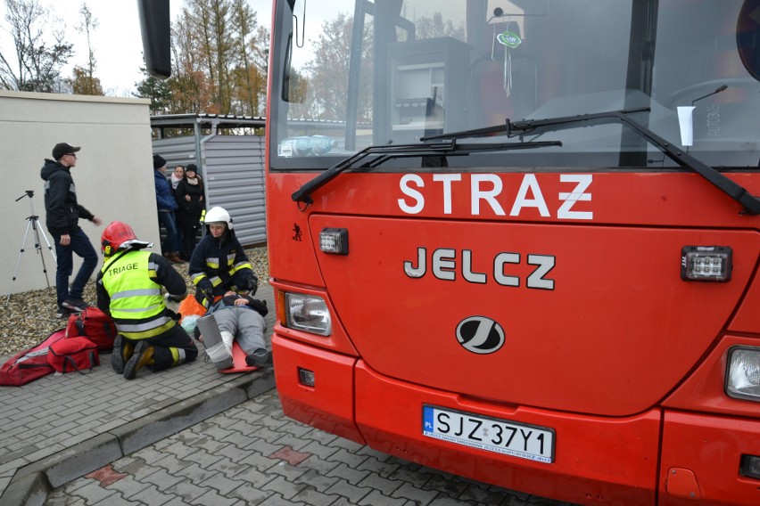 Przy autostradzie A1 w Żorach autobus stanął w ogniu. Strażacy wyciągali rannych ZDJĘCIA