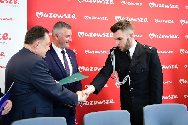 Druh Dominik Piekarski nagrodę odebrał z rąk Adama Struzika, marszłaka Mazowsza. na zdjęciu też wicemarszałek Rafał Rajkowski.