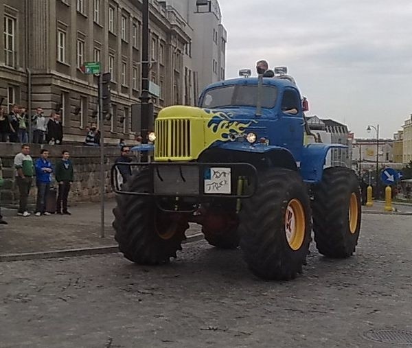 Prezydent Truskolaski przyjechał monster truckiem.