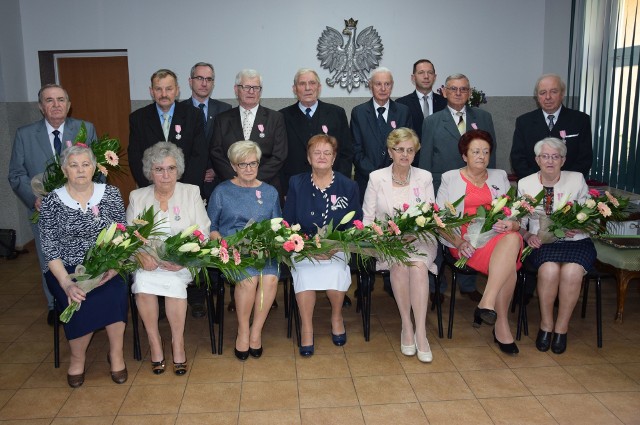 Jubilaci wraz z burmistrzem i kierownikiem wypili lampkę szampana, a w przy kawie i słodkim ciastku wspominali  wspólnie przeżyty czas. Nie zabrakło pamiątkowego zdjęcia.