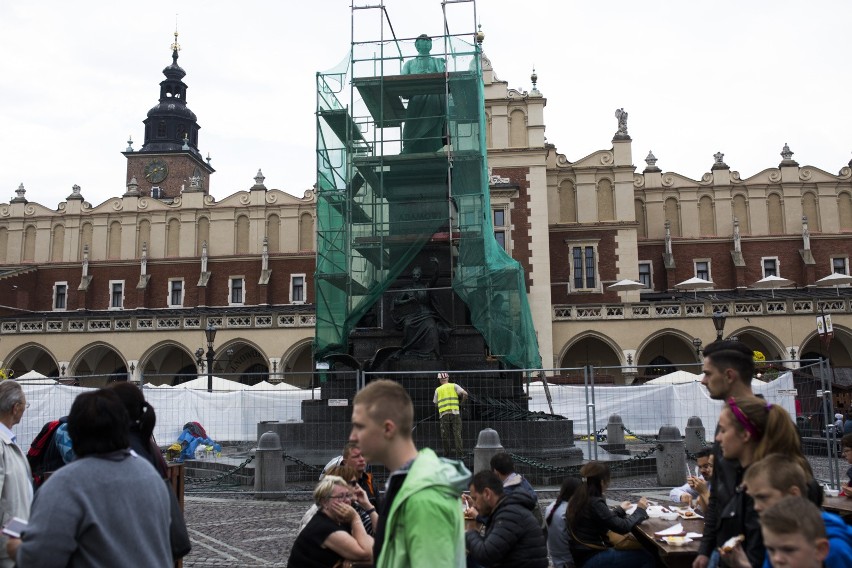 Adam Mickiewicz stoi na Rynku Głównym w Krakowie już 120 lat