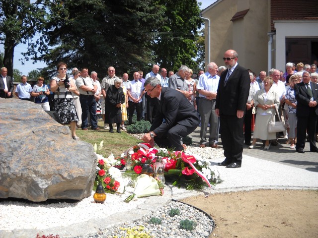 Kwiaty pod pomnikiem pomordowanych złożył także burmistrz Prudnika Franciszek Fejdych.