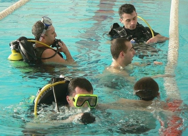 To oni, kazimierscy strażacy-płetwonurkowie ustanowili nowy rekord w pływaniu całodobowym pod wodą.