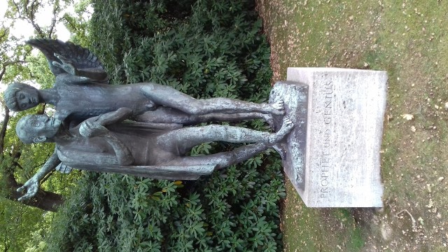 „Prorok i geniusz” - niezbyt poważna rzeźba na cmentarzu Ohlsdorf w Hamburgu