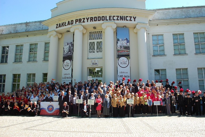 "Rodzinne" zdjęcie chórów przed pięknym Zakładem...