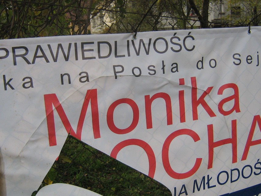 Wybory 2015: Ktoś zniszczył bannery kandydatki PiS w okręgu bielskim [ZDJĘCIA]