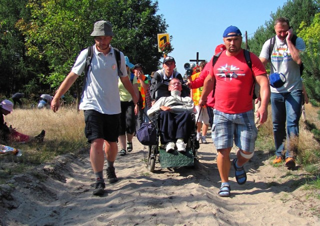Jacek Ryng pielgrzymuje na wózku od 1999 roku. Potrzebuje pomocy innych pątników, szczególnie na piaszczystych odcinkach  drogi. A ci nigdy jej nie odmawiają.